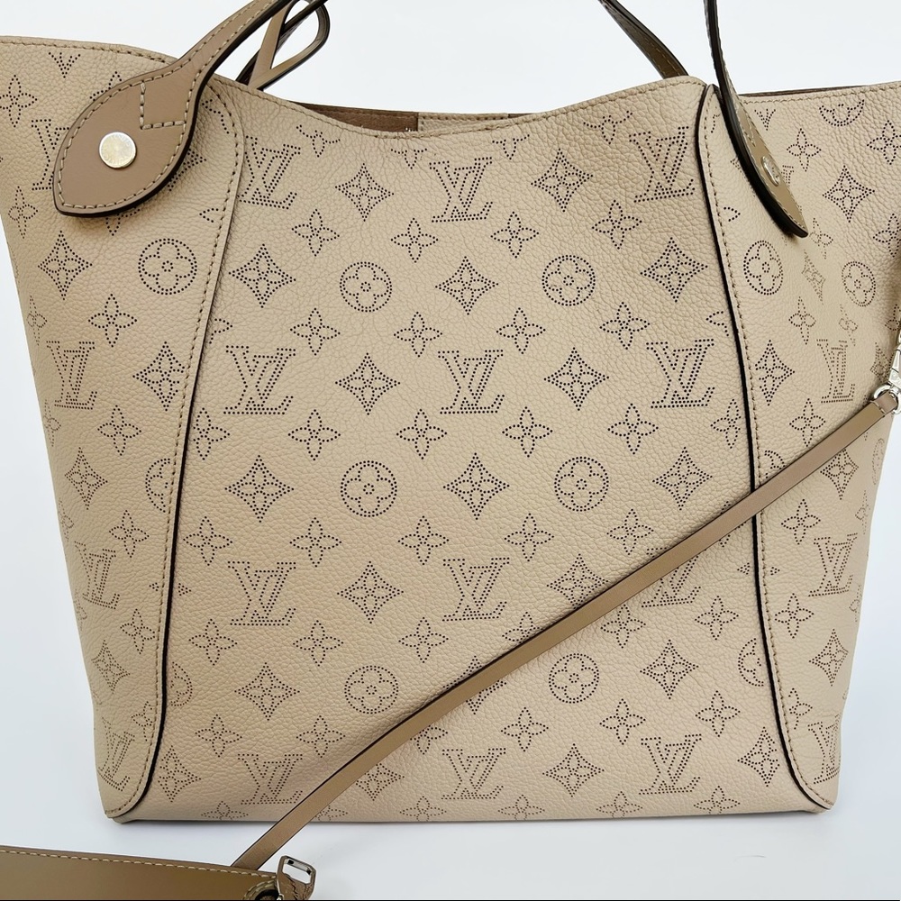 Louis Vuitton Mahina Hina MM Tote Bag Galet Perforated Leather Grey + Pouch - Picture 13 of 15